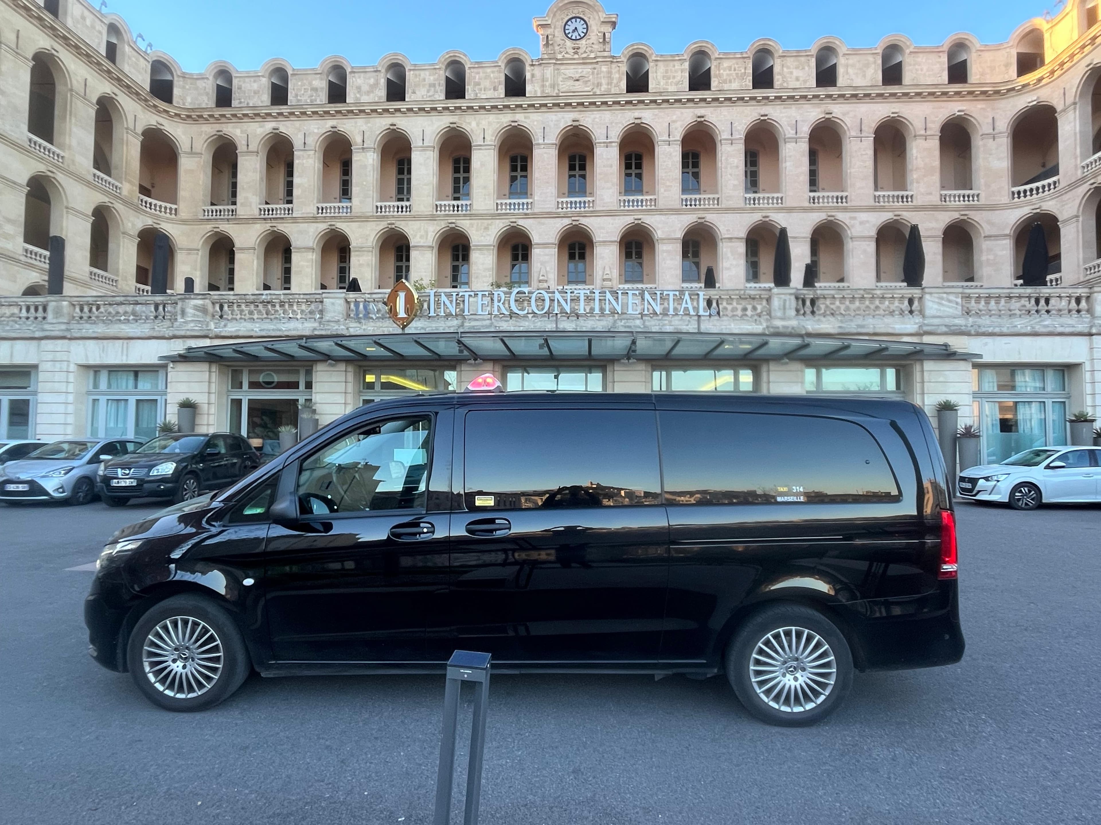 Mercedes van 8 places — silhouette et finitions premium