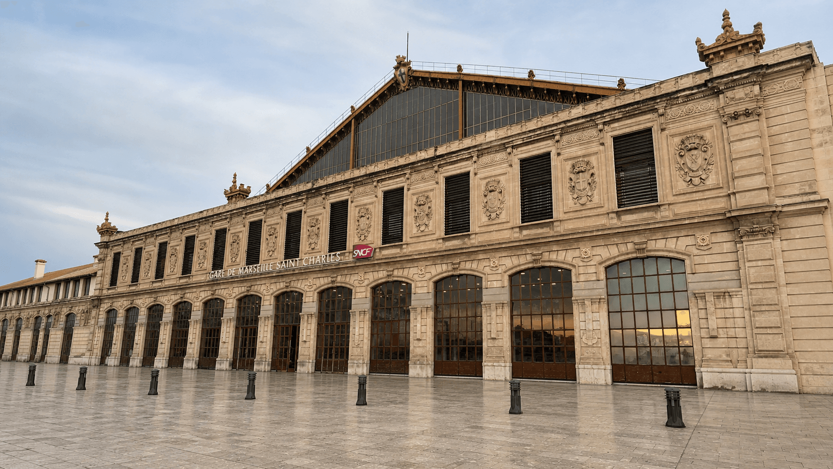 Gare Saint-Charles : sortie Halle Honnorat, station taxi (sous-sol) et point de rendez-vous