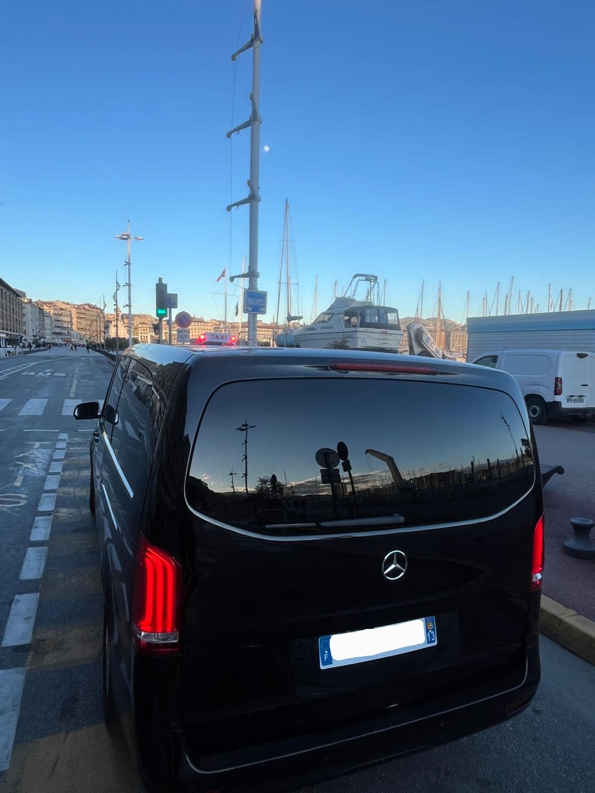 Taxi van au Vieux-Port de Marseille, coffre bagages