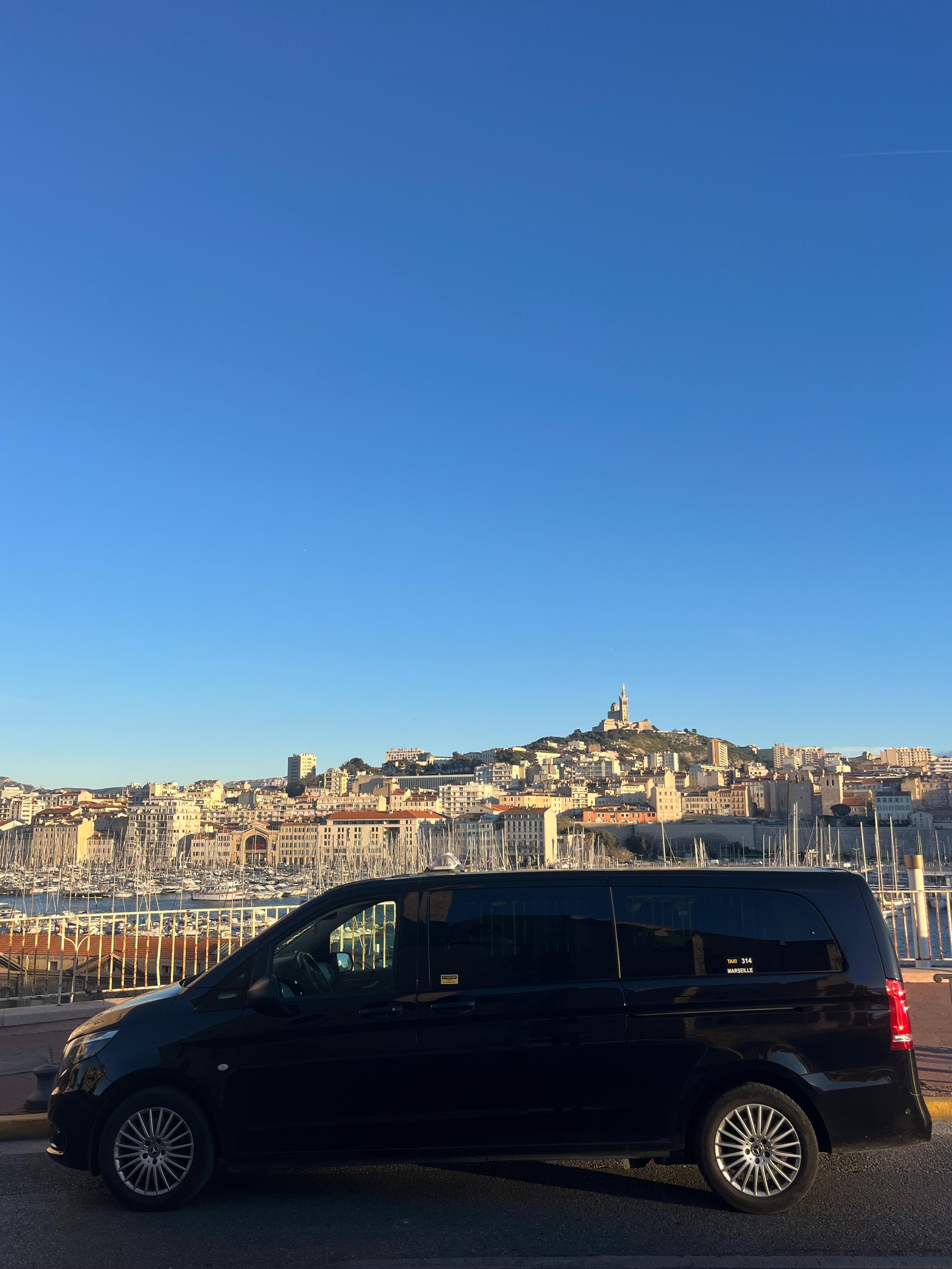 Taxi Marseille Mercedes van en dépose au Vieux-Port