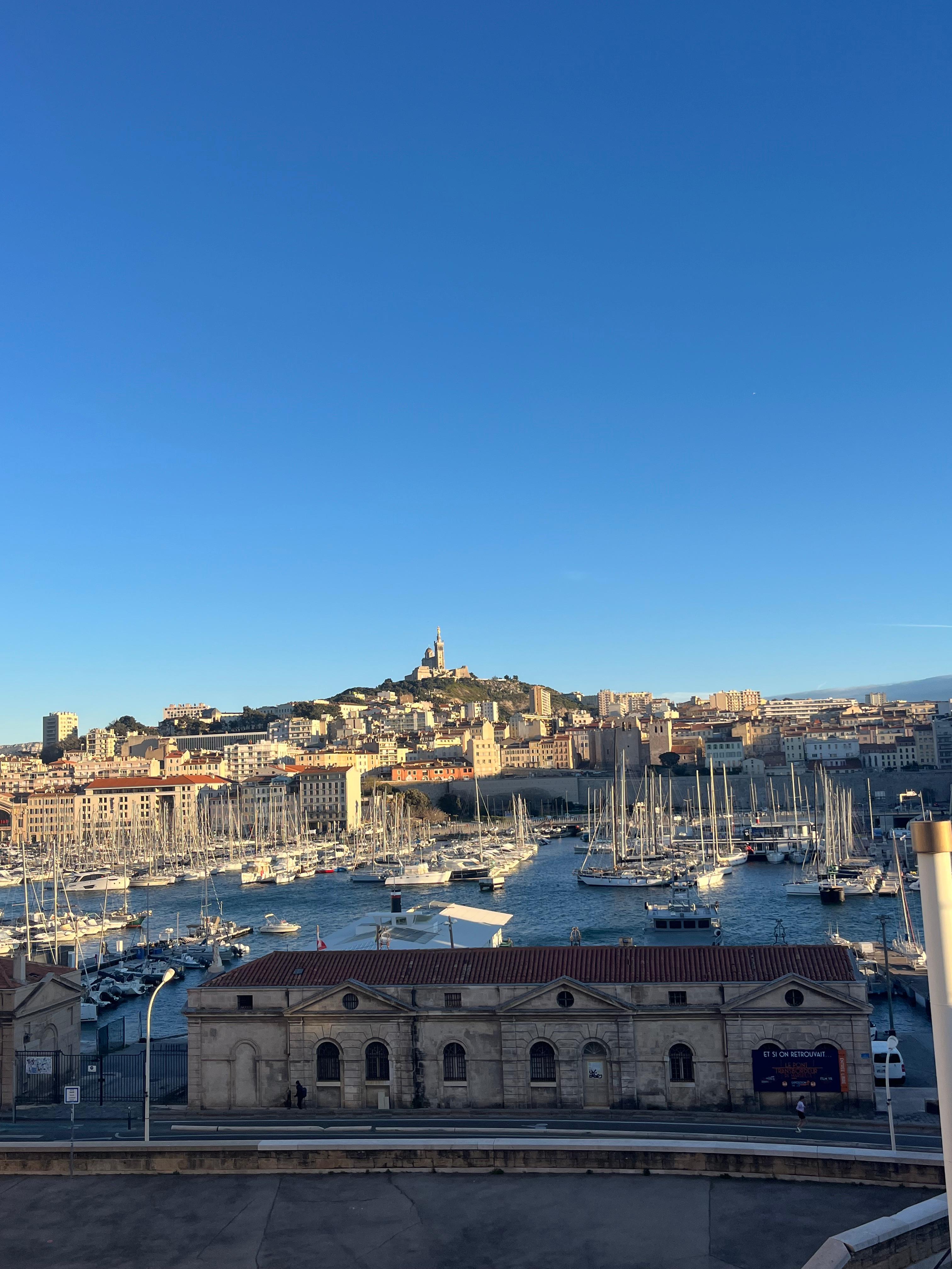 Taxi Vieux-Port Marseille : Dépose, Ferries & Guide Complet 2026