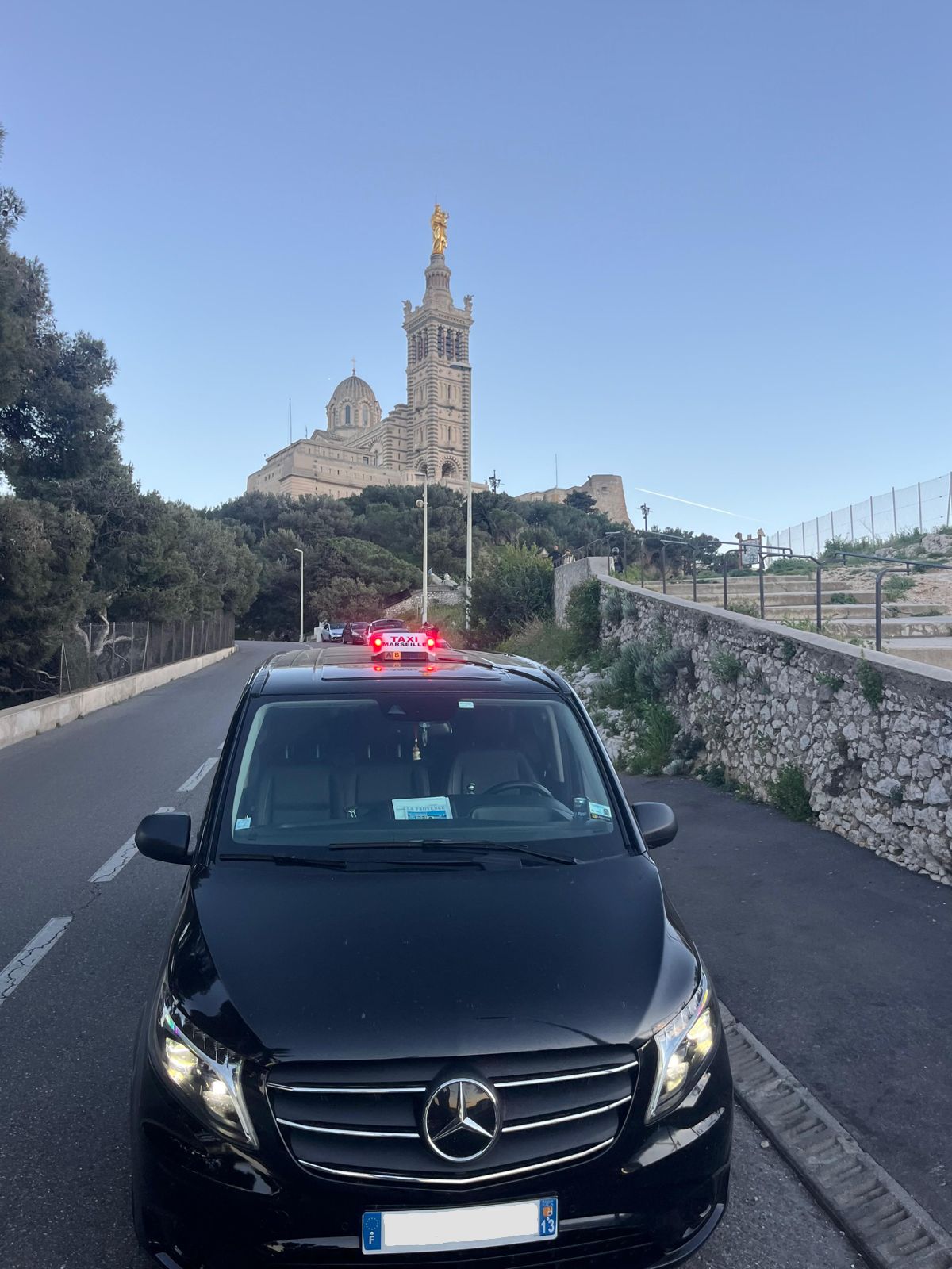 Basilique Notre-Dame de la Garde à Marseille — panorama depuis la colline pendant un circuit en van