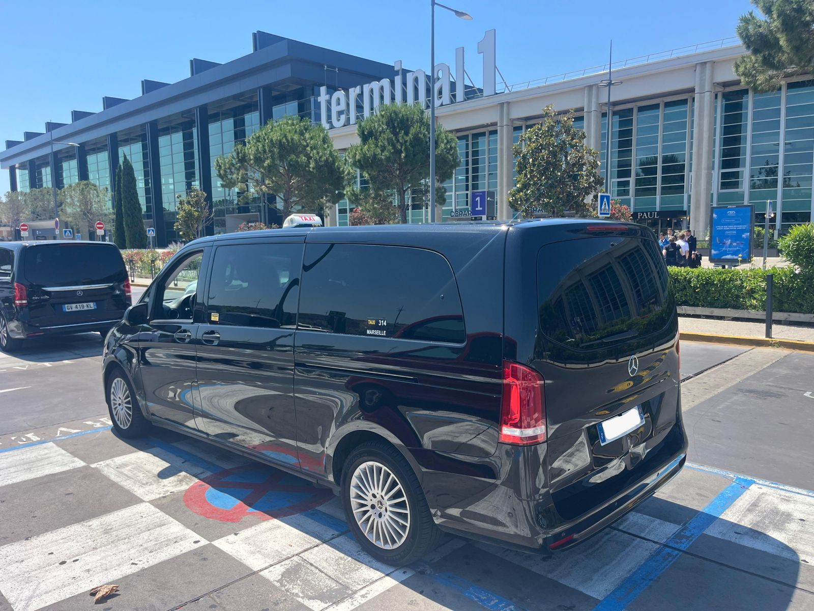 Terminal 1 de l’aéroport Marseille Provence (Marignane) — point d’arrivée pour les transferts de groupe