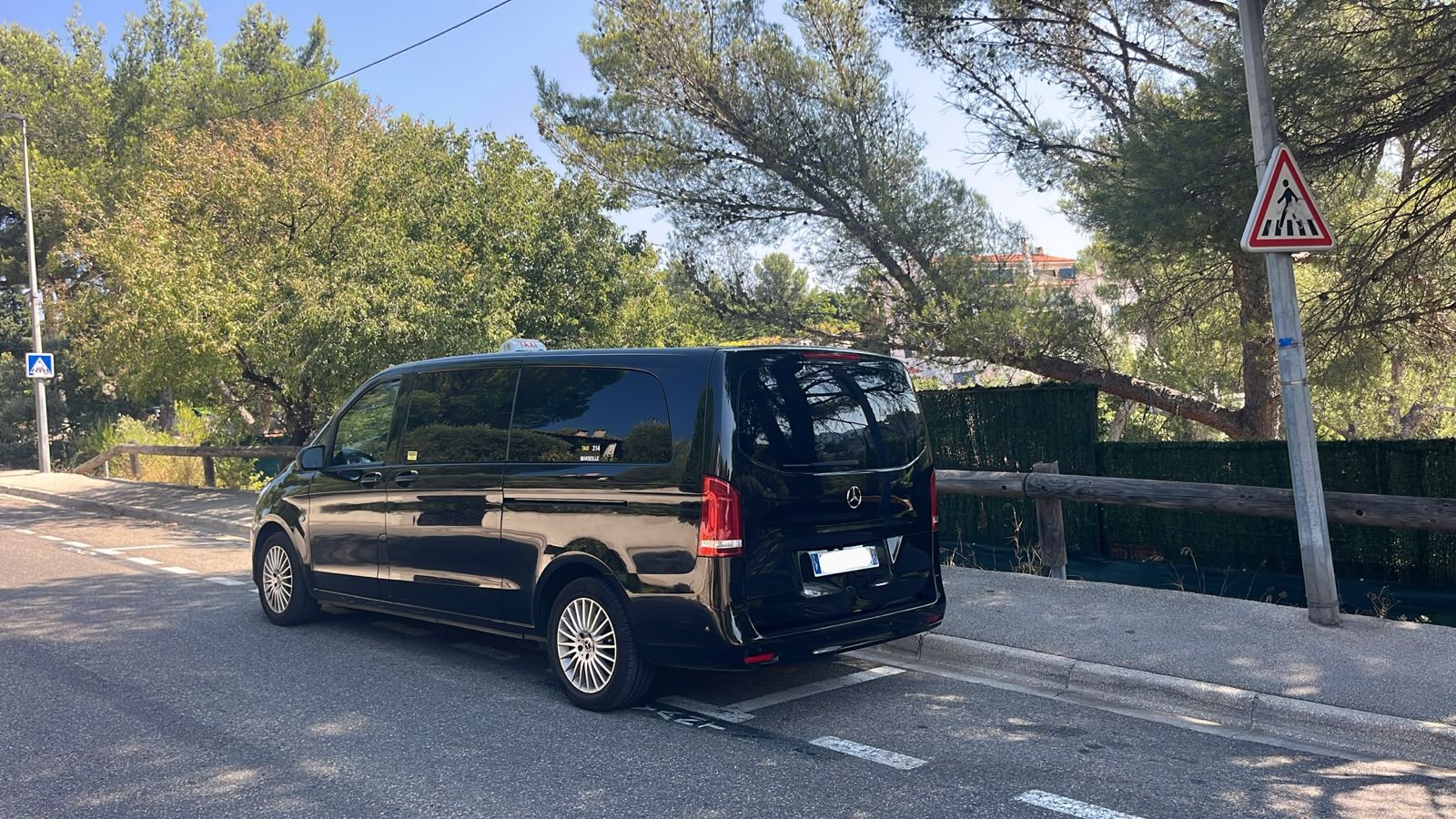 Taxi Marseille Mercedes van au port de Cassis, calanques en arrière-plan
